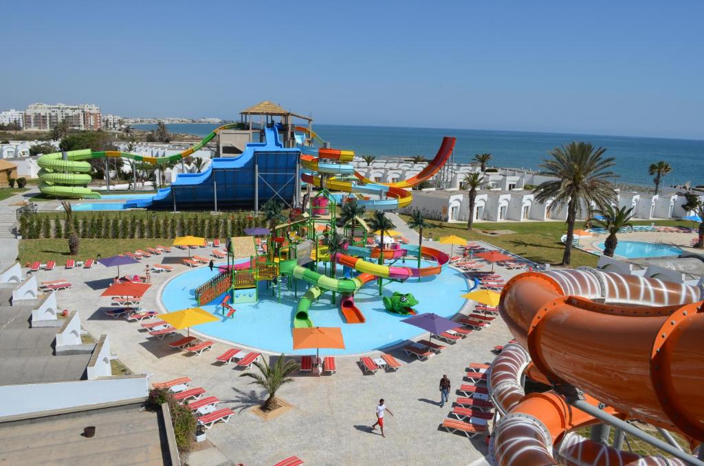 uma vista aérea de um parque aquático com um escorrega aquático em Thalassa Sousse resort & aquapark Family and couple only em Sousse