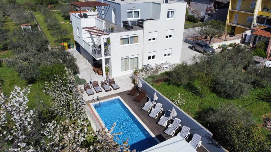 Bazén v ubytovaní Guest House Dragić alebo v jeho blízkosti