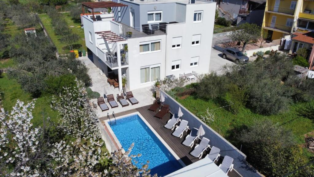 eine Luftansicht eines Hauses mit Pool in der Unterkunft Guest House Dragić - Anex in Zadar