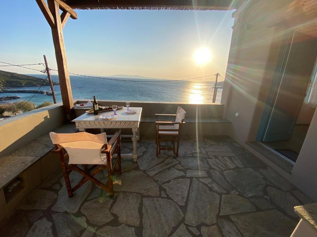 Agios Romanos的住宿－La Casa di Romano，阳台配有桌椅,享有海景。