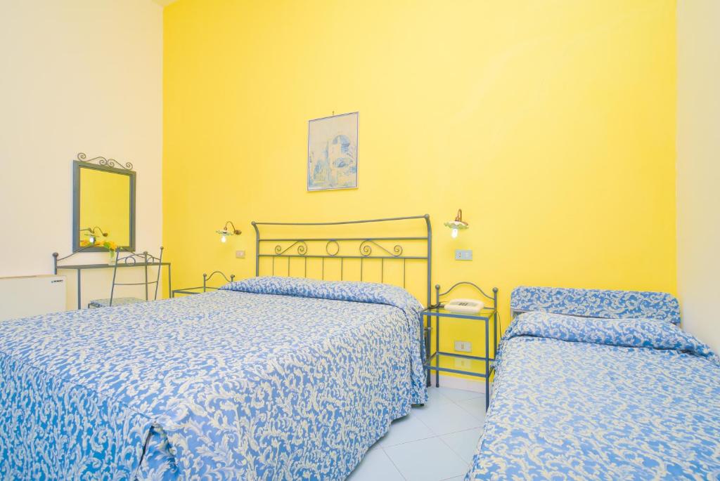 Una cama o camas en una habitación de Hotel Celeste