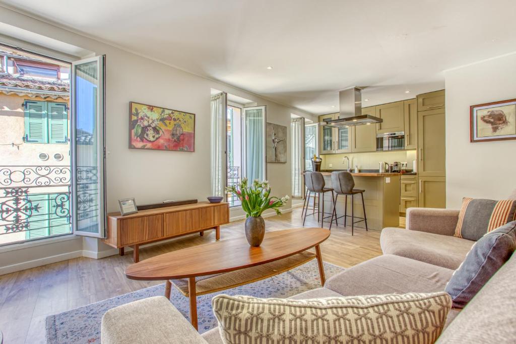 un salon avec une table et des chaises dans l'établissement Style in Cannes-Beautiful Apt-5 mins stroll to Festival-Beach-Port, à Cannes
