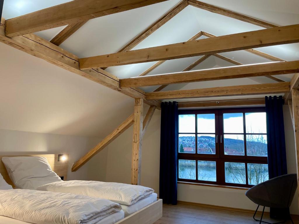 um quarto com 2 camas e uma grande janela em Chalet an der Donau direkt bei Regensburg, 5 Sterne DTV em Pentling