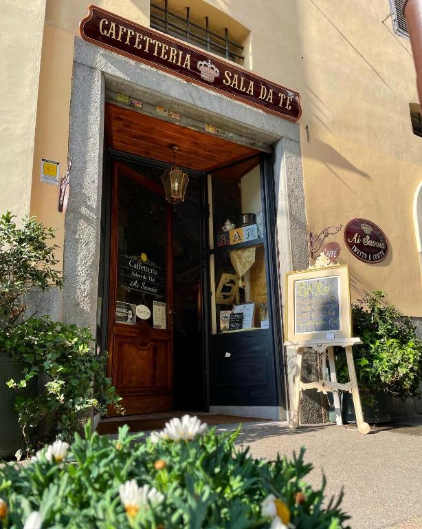 una tienda con un cartel en la puerta de una tienda en Ai Savoia B&amp;B - Guest House, en Turín