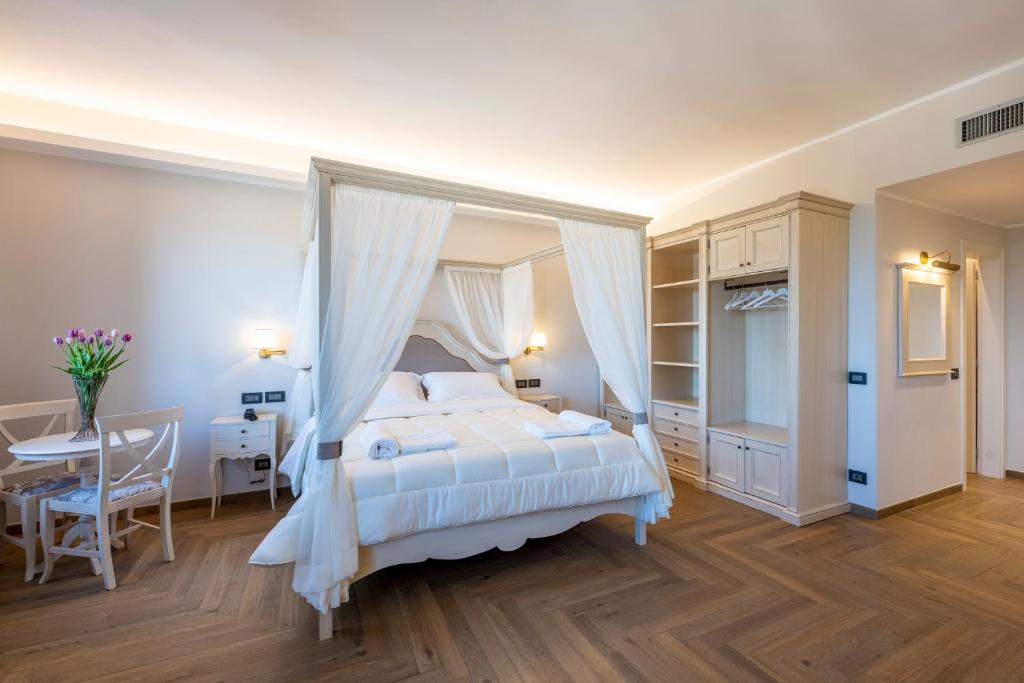 1 dormitorio con cama con dosel y escritorio en Palazzo del Mercante, en Montepulciano