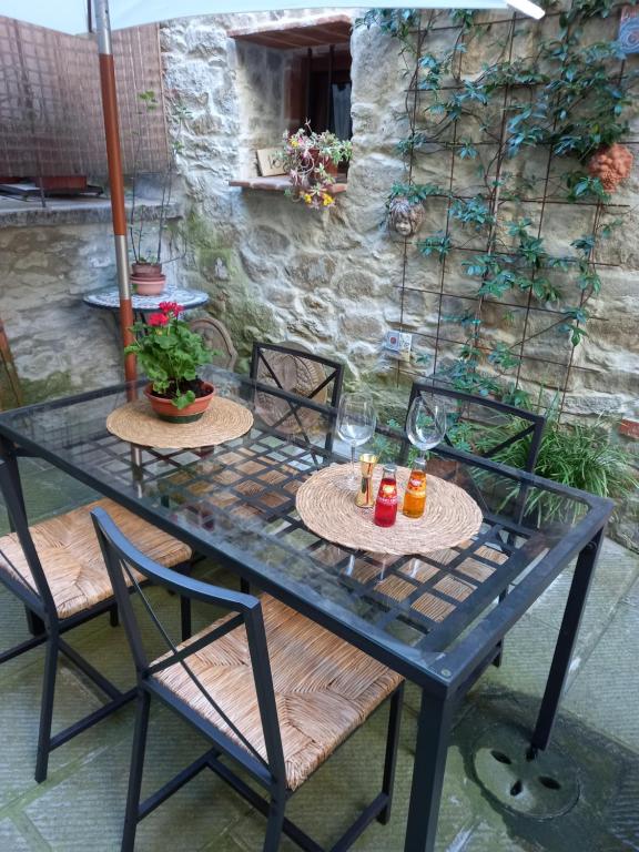 a blue table with two chairs and drinks on it at LA CORTE DEI GELSOMINI in Castiglion Fibocchi