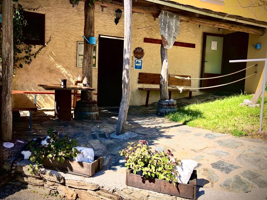 un edificio con dos macetas delante de él en Albergue fillobal, en Vilar