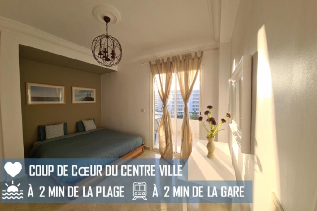 une chambre avec un lit et une grande fenêtre dans l'établissement Superbe Appartement à 2 Min de la gare de Tanger et à 5 min de la plage Malabata, à Tanger