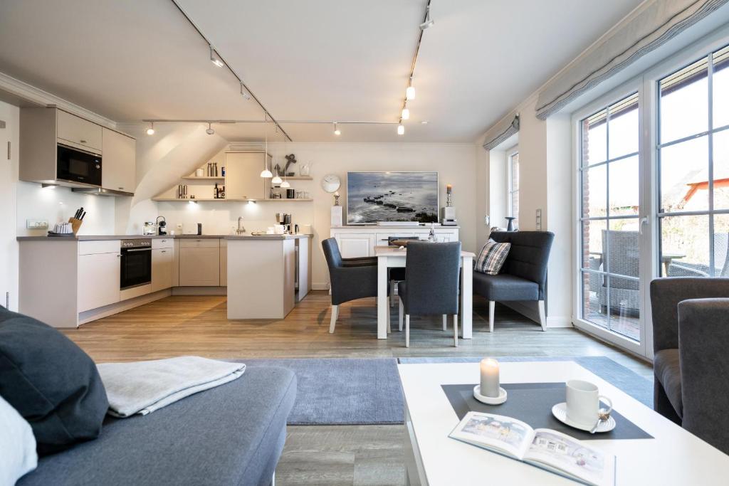 uma cozinha e sala de estar com um sofá e uma mesa em Zweite Heimat em Westerland