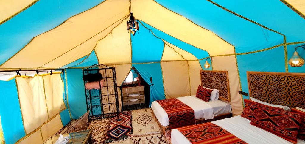 Tienda grande con 2 camas en MERZOUGA OVERNIGHT CAMP, en Merzouga