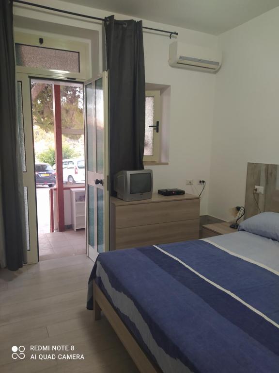 een slaapkamer met een bed en een tv. bij Appartamenti Enza&Giuseppe in Peschici