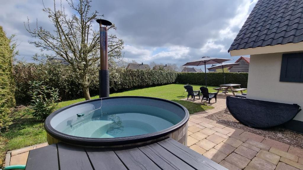 a hot tub sitting on top of a wooden deck at "Wattengebiet Entdeckungsreise" in Tzummarum