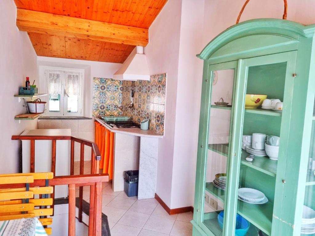 - une cuisine avec un meuble vert dans une pièce dans l'établissement Good vibes penthouse Ca Lidia 5terreparco, à Riomaggiore