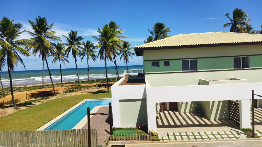 una casa con piscina vicino alla spiaggia di Beach house - secured, beach access, sea view, best location a Baixio