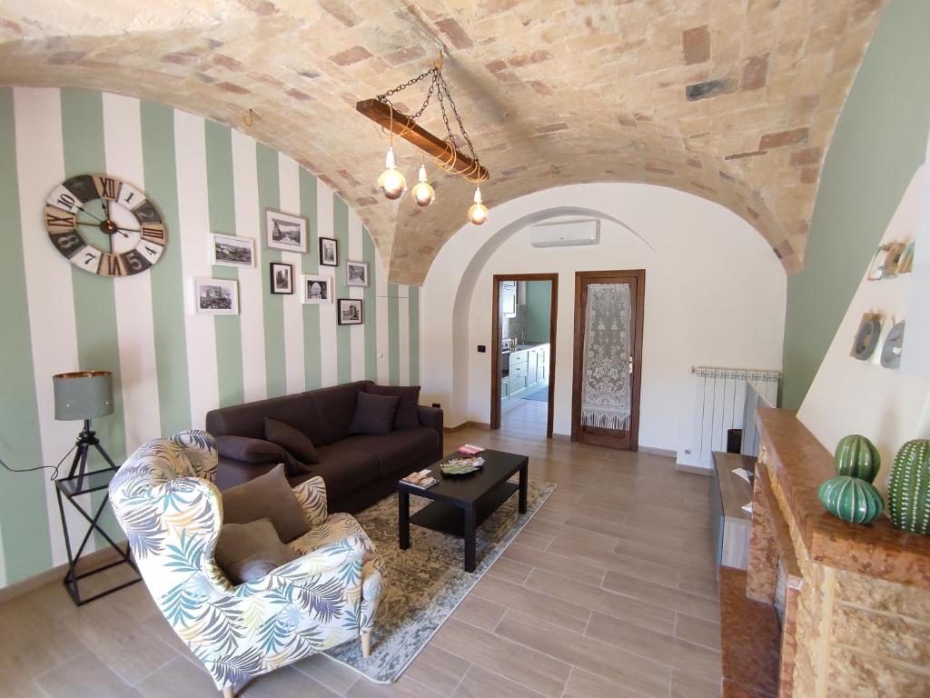 een woonkamer met een bank en een tafel bij Casa Laura in Corfinio