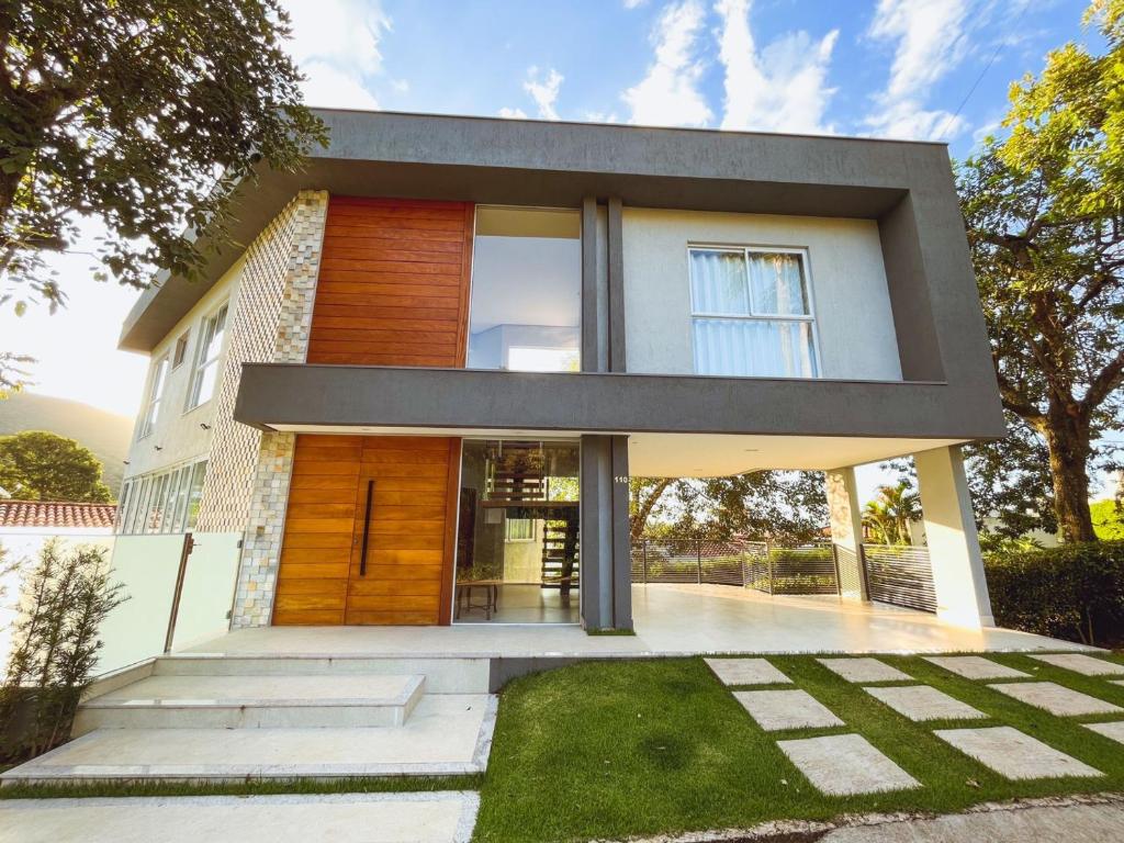 una casa con una gran ventana en la parte delantera en Casa Escarpas do Lago, 4 suítes e ar-condicionado en Capitólio