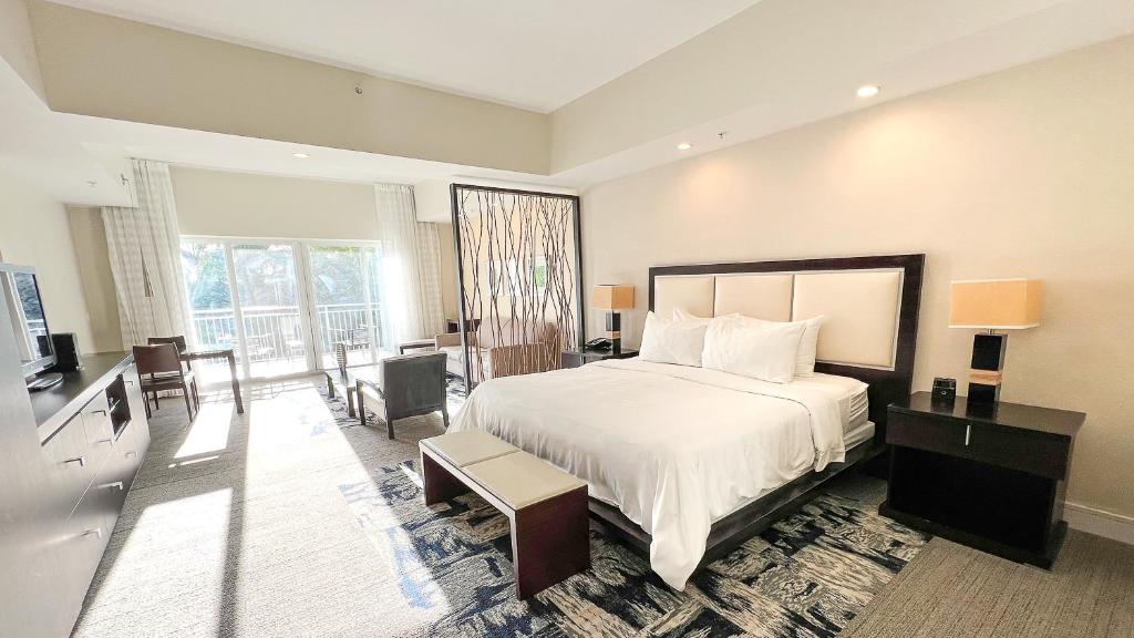ein Schlafzimmer mit einem großen Bett und einem großen Fenster in der Unterkunft Modern Private Studio - King bed, Jacuzzi, Balcony and Pool in Miami