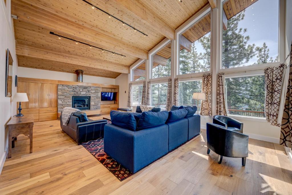 ein Wohnzimmer mit einem blauen Sofa und einem Kamin in der Unterkunft Mountain & Lake-View Delight in Truckee