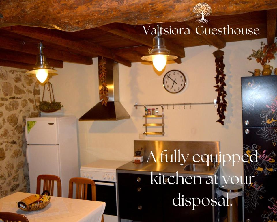 kuchnia z lodówką i stołem w obiekcie Valtsiora guesthouse w mieście Pigádia