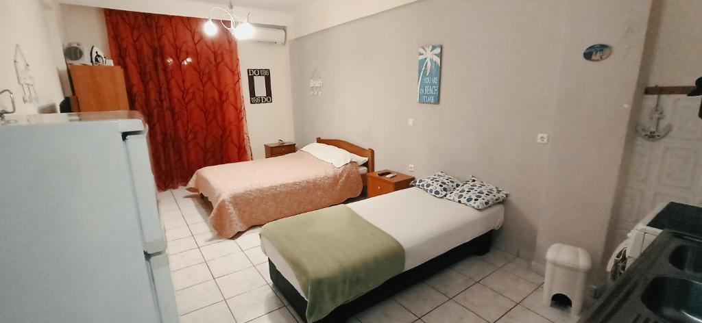 Ein Bett oder Betten in einem Zimmer der Unterkunft Στουδίου πλήρες εξοπλισμένο κοντά στην θάλασσα.
