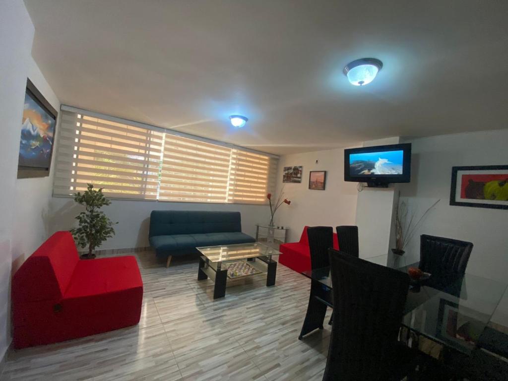 ein Wohnzimmer mit einem Sofa und einem Tisch in der Unterkunft Apartamento en El Rodadero, Santa Marta in Santa Marta