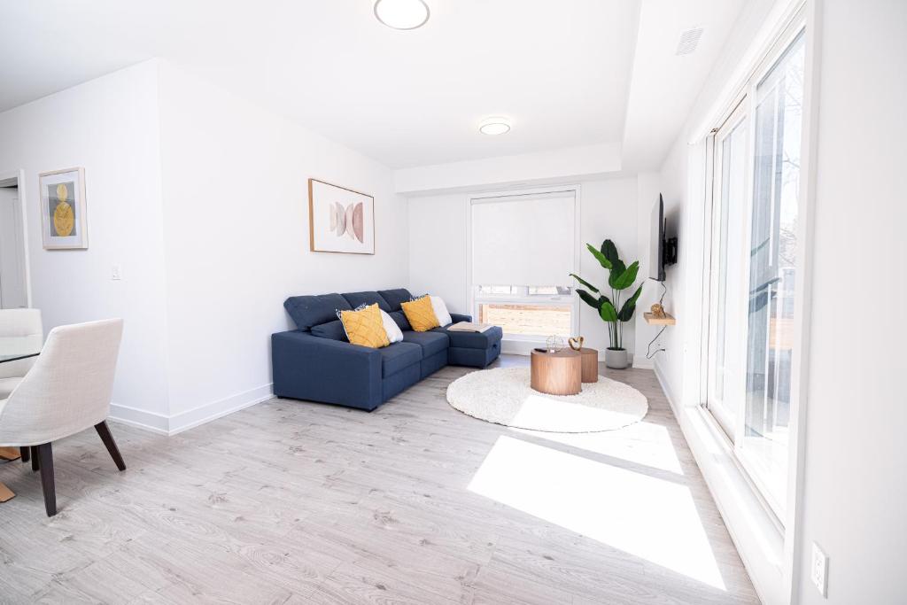 Posezení v ubytování Luxury & Comfy Apartment, Mins Drive To All Niagara Falls Attraction