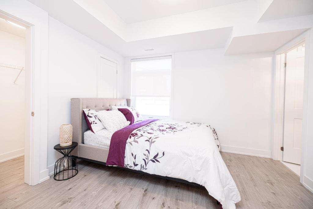 Postel nebo postele na pokoji v ubytování Luxury & Comfy Apartment, Mins Drive To All Niagara Falls Attraction