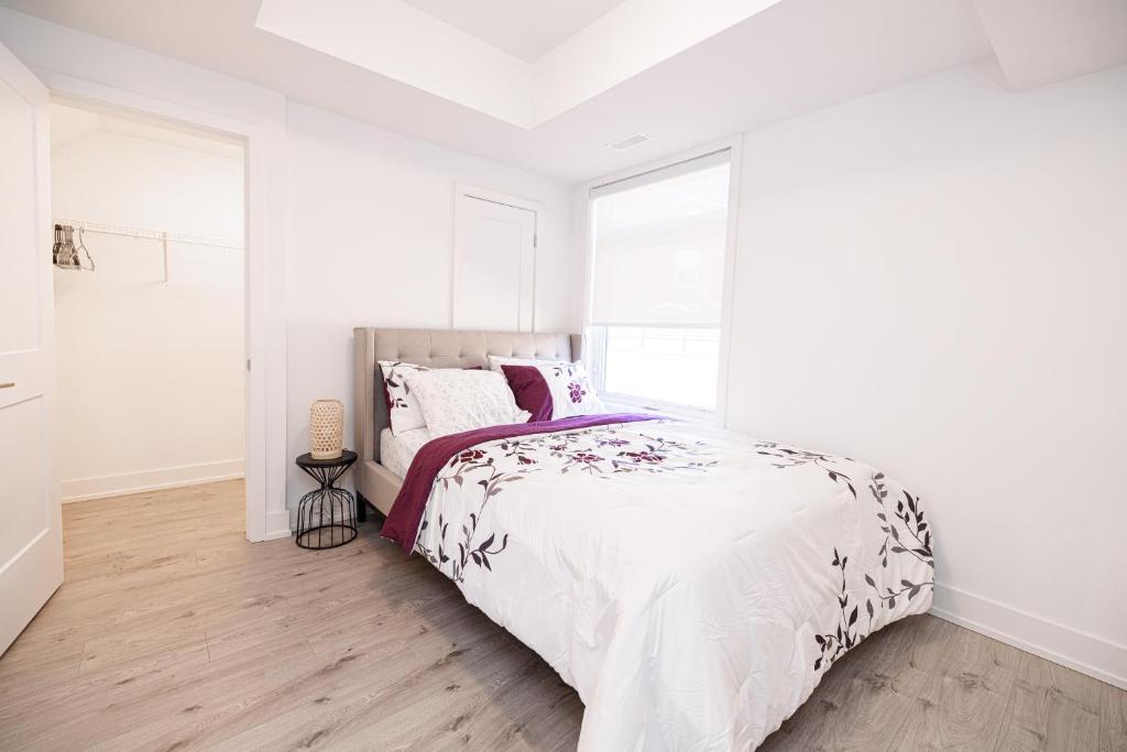 Postel nebo postele na pokoji v ubytování Luxury & Comfy Apartment, Mins Drive To All Niagara Falls Attraction