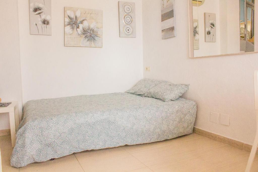 Posteľ alebo postele v izbe v ubytovaní Aloha Playa Apartment with panoramic sea view and pools
