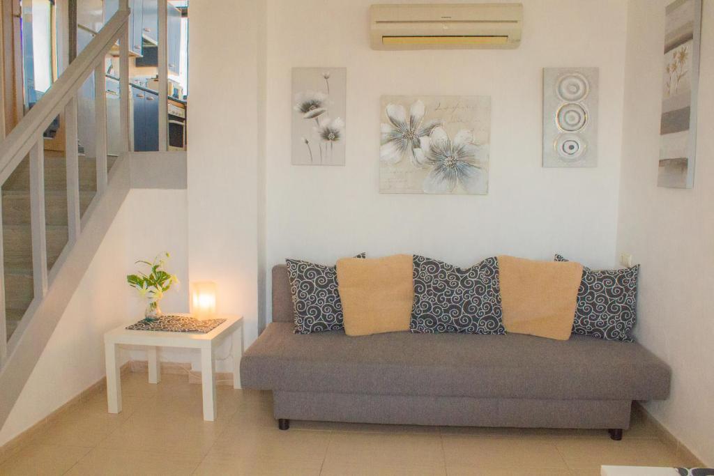 Posedenie v ubytovaní Aloha Playa Apartment with panoramic sea view and pools