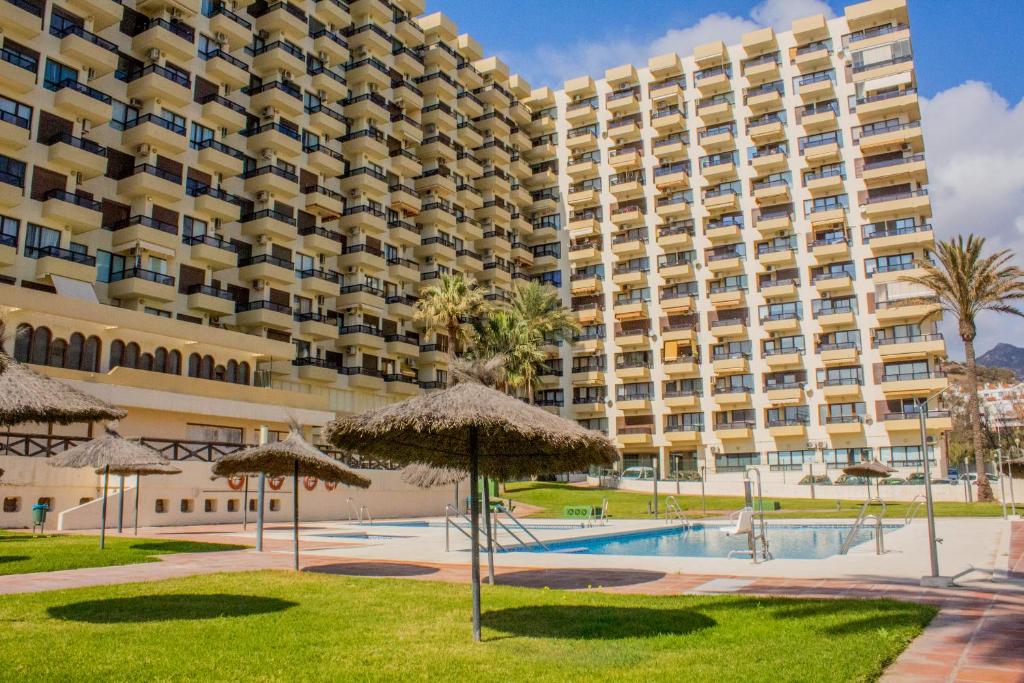 Bazén v ubytovaní Aloha Playa Apartment with panoramic sea view and pools alebo v jeho blízkosti