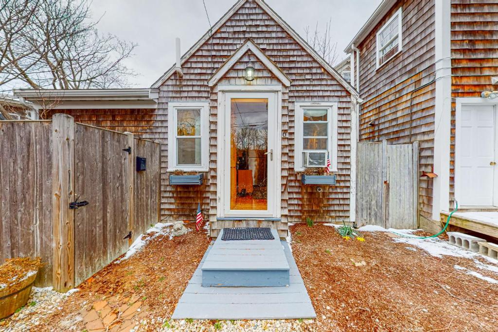 una casa con puerta y valla de madera en The Hot Tub House, en Provincetown