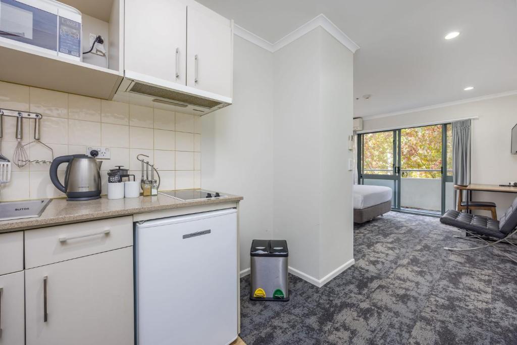 Kuchyň nebo kuchyňský kout v ubytování Quest Auckland Serviced Apartments