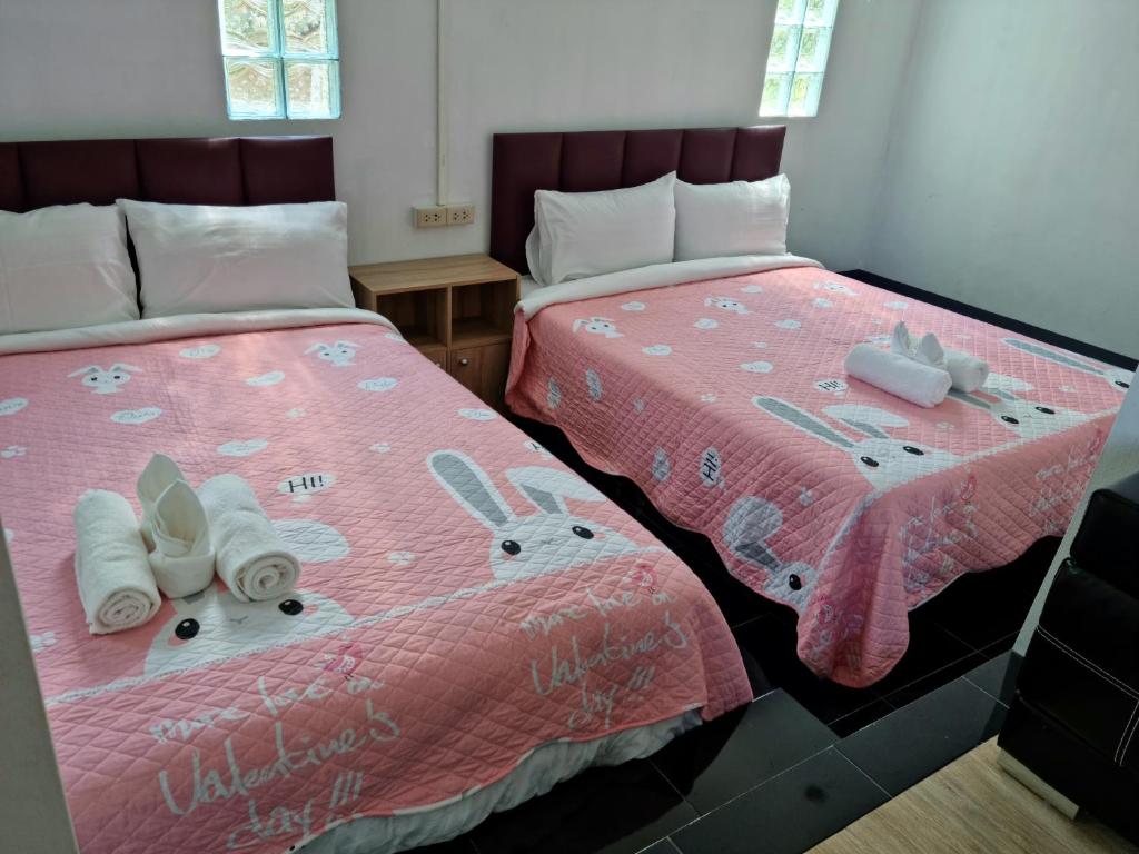 Rai Eingpu tesisinde bir odada yatak veya yataklar