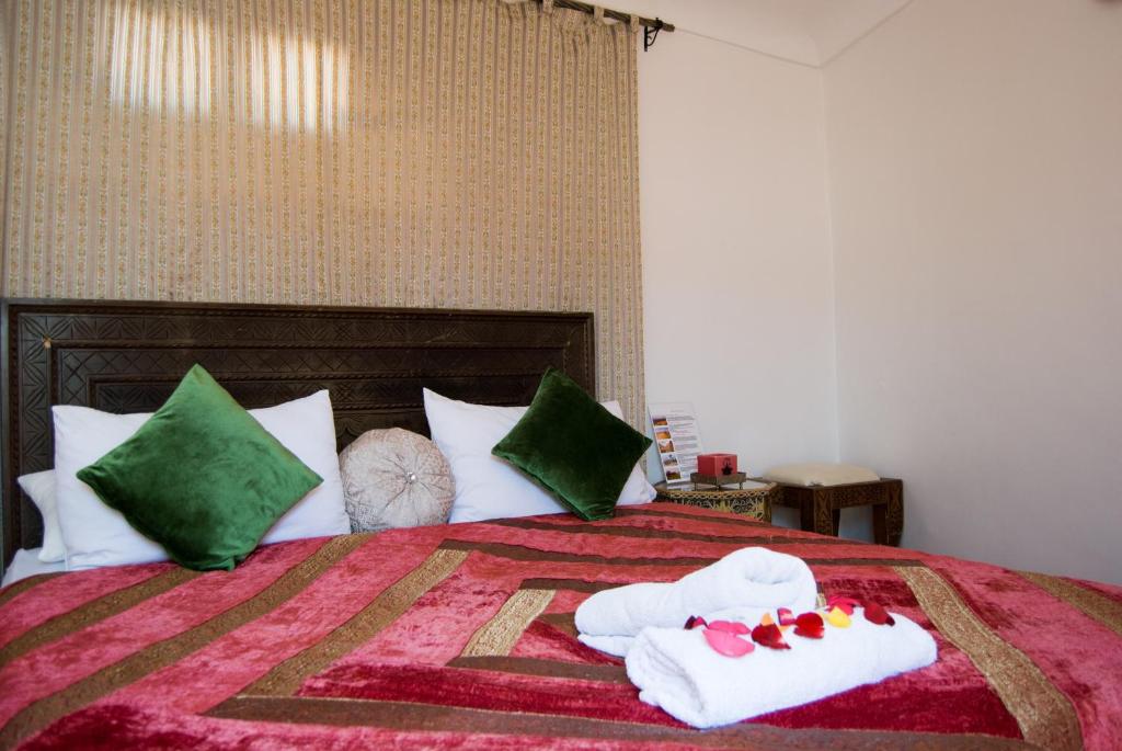 Postel nebo postele na pokoji v ubytování Riad Yenna