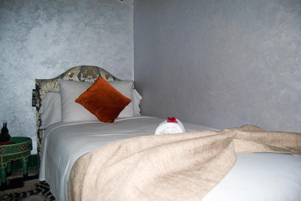 Postel nebo postele na pokoji v ubytování Riad Yenna