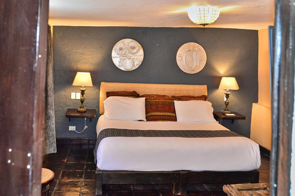Postel nebo postele na pokoji v ubytování Hotel Mesones 49