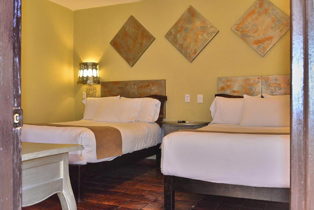 Postel nebo postele na pokoji v ubytování Hotel Mesones 49