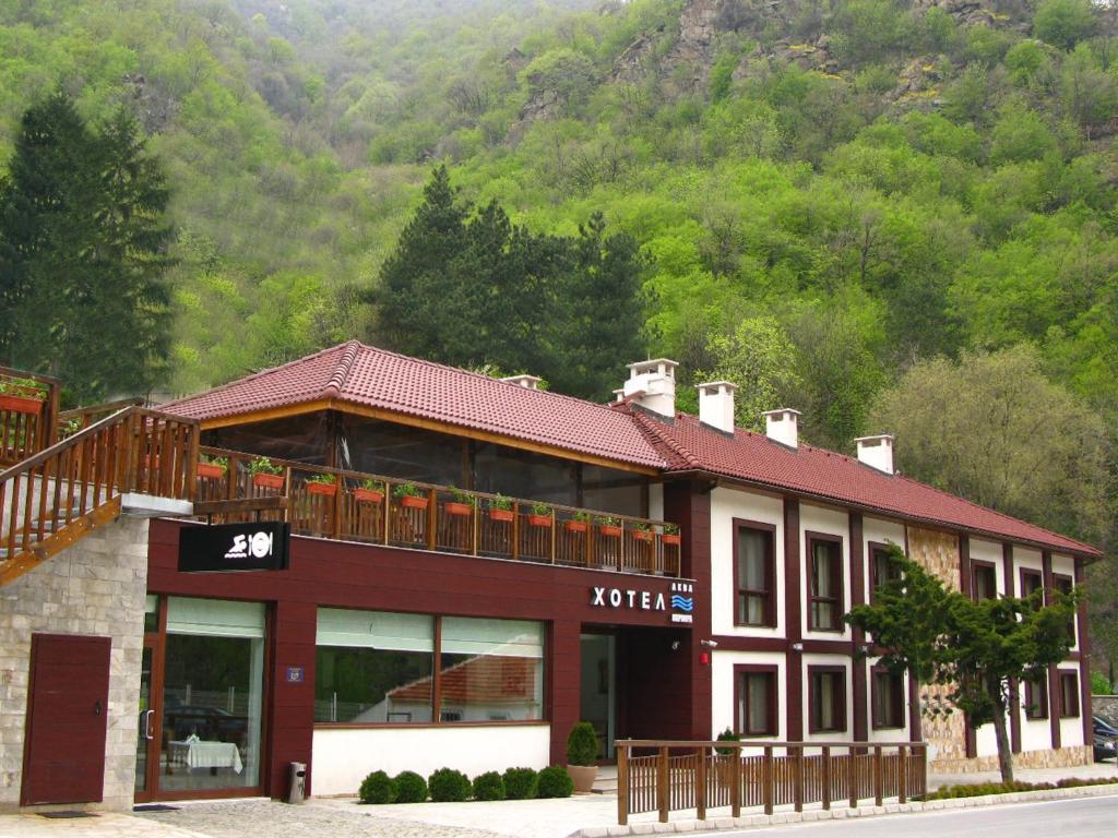 ein Gebäude mit einem Balkon auf der Seite in der Unterkunft Aqua Varvara Hotel in Varvara