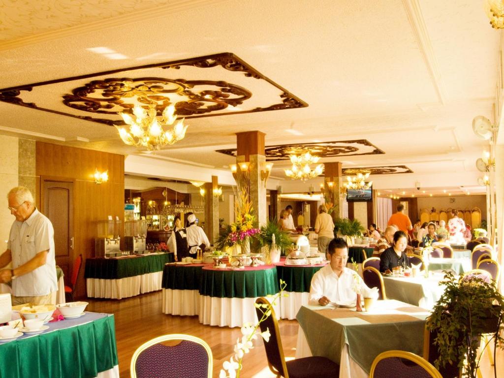 Restaurace v ubytování Huong Sen Hotel