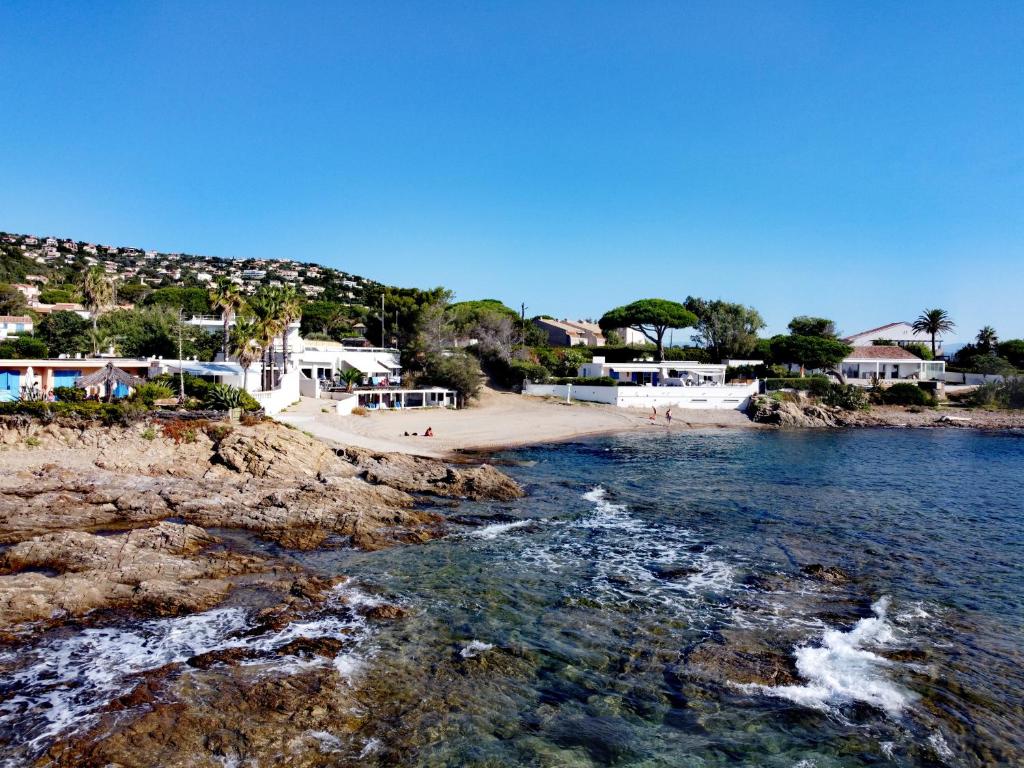 a view of a beach with houses and the water at Villa sunbeach in Roquebrune-sur-Argens