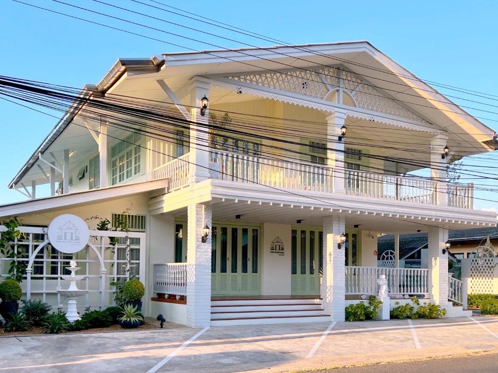 ein Haus mit Balkon darüber in der Unterkunft เซน บัลโคนี่ เฮ้าส์ ระนอง in Ban Lum Than