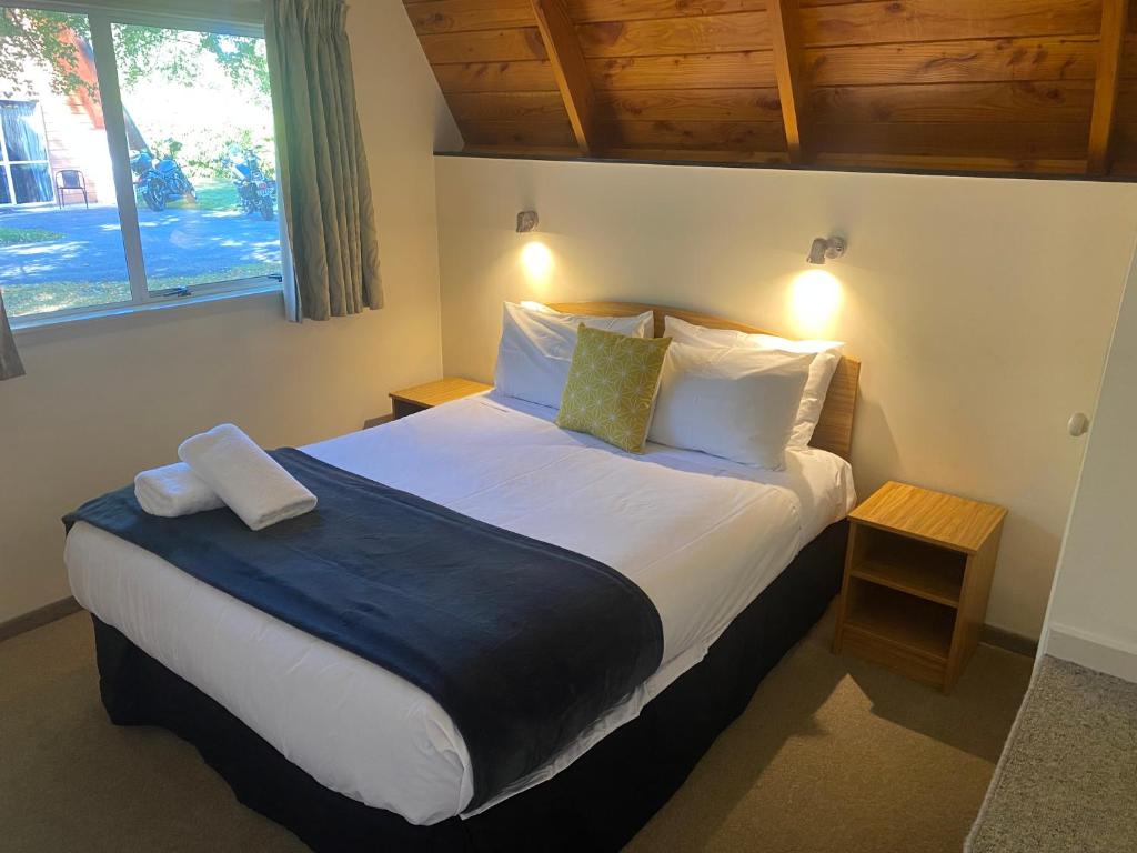 Postel nebo postele na pokoji v ubytování Mountain Chalets Motel