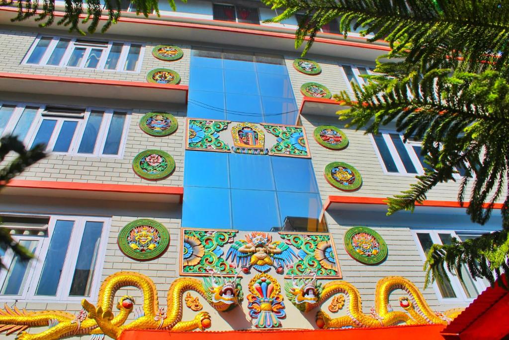 um edifício com uma pintura ao lado dele em Mayal Retreat em Gangtok