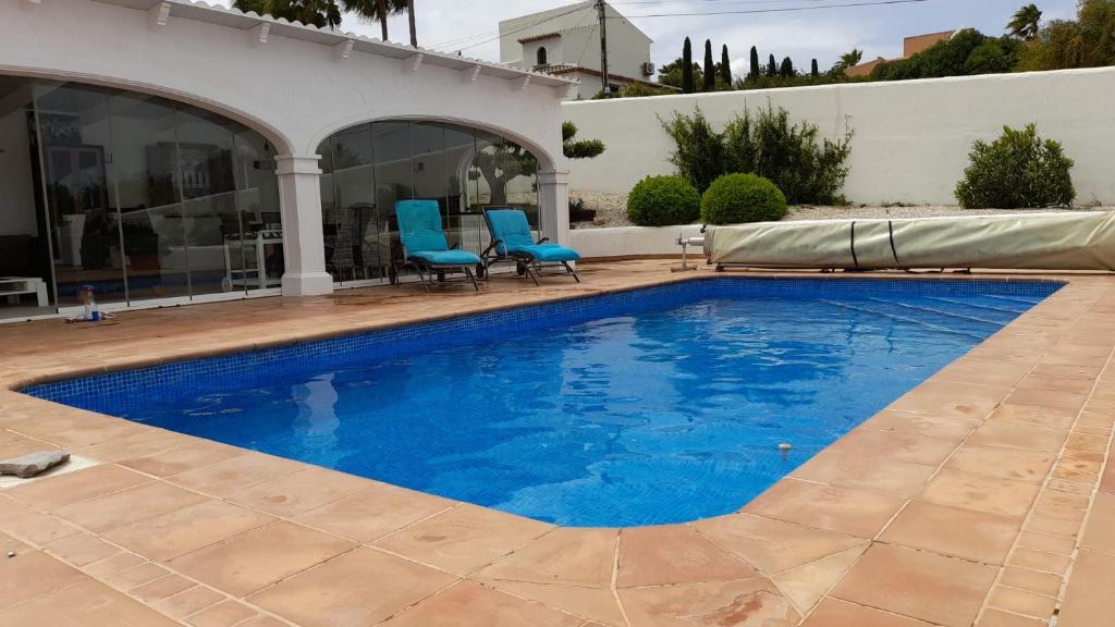 Bazén v ubytování Jávea Villa entière piscine et cuisine d'été à pinosol nebo v jeho okolí