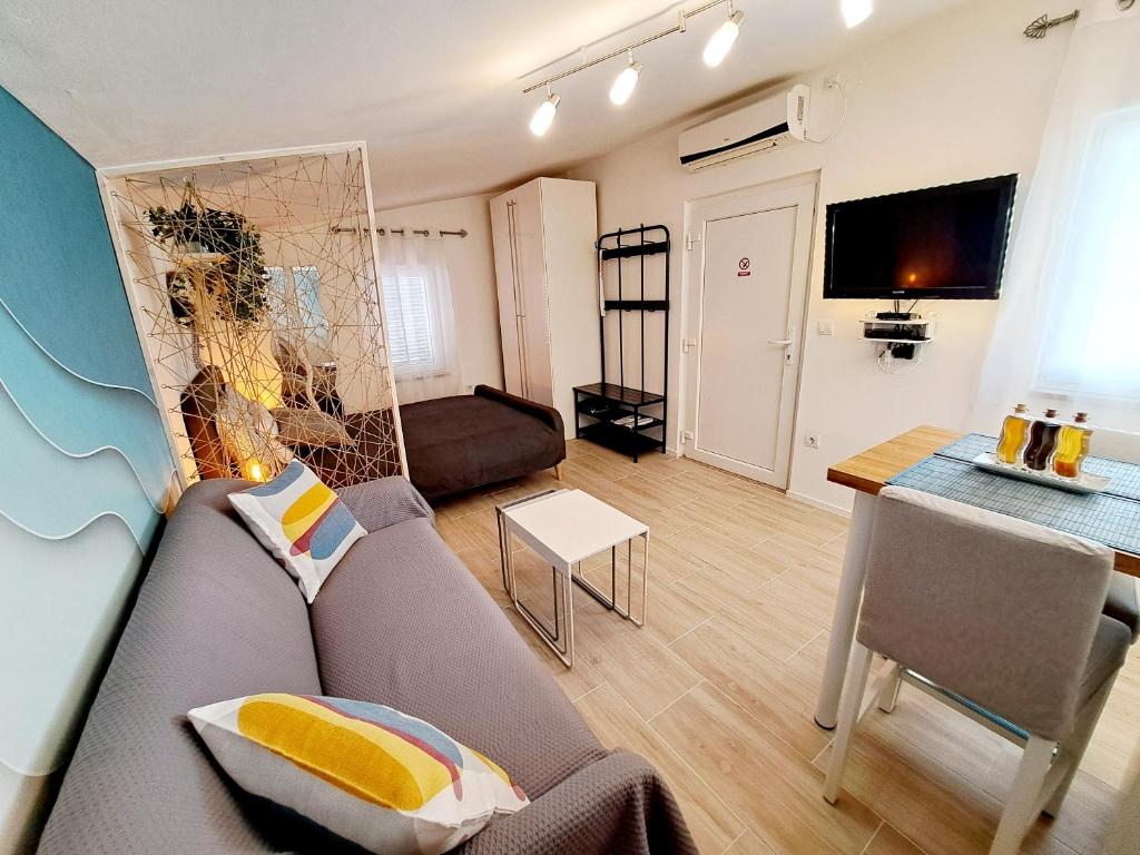 TV a/nebo společenská místnost v ubytování Holiday Home Ulika