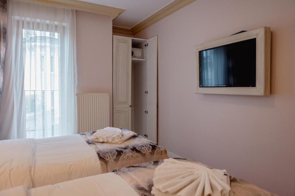 TV a/nebo společenská místnost v ubytování Agora Guesthouse