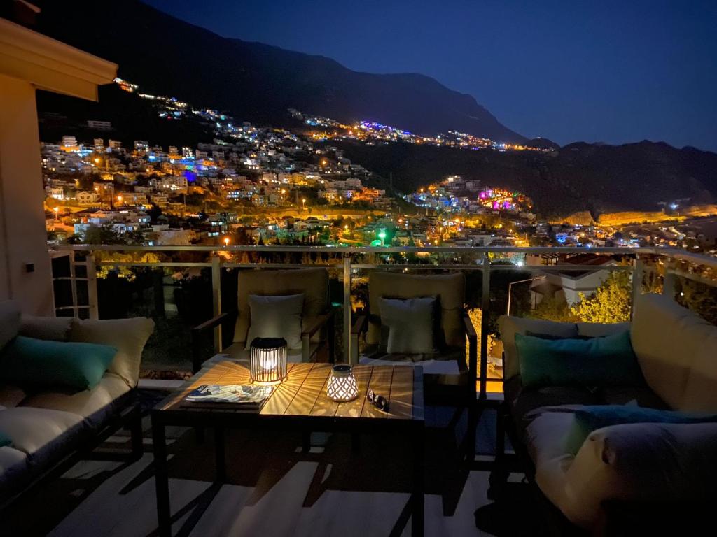 einen Blick auf die Stadt von einem Balkon in der Nacht in der Unterkunft Penthouse duplex "il GiraSole suite" in Kalkan