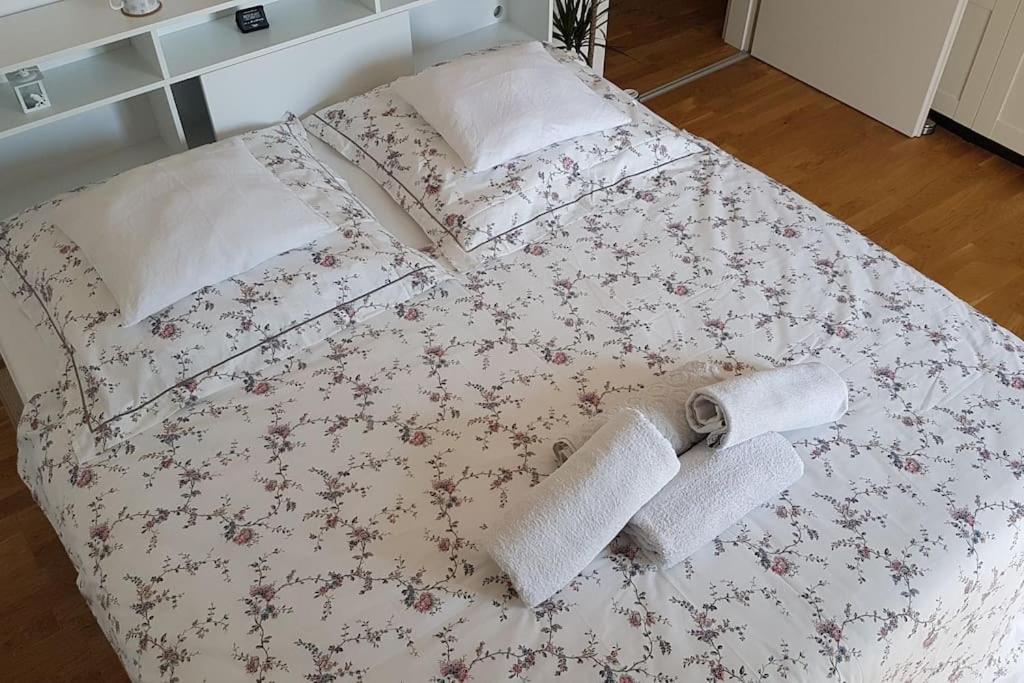 a bed with two towels and two pillows on it at 3-Zimmer-Wohnung in Märchenstadt! in Heidelberg