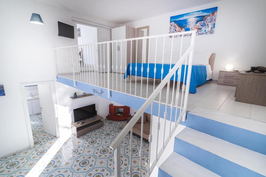 マッサ・ルブレンセにあるAdelina e Guendalina's placeの青と白の部屋(ベッド1台、階段付)
